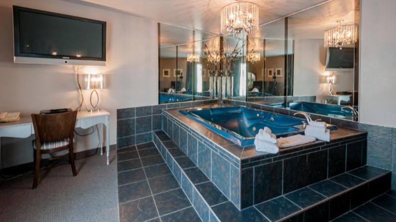 Hotel & Suites Monte-Cristo, room with private jacuzzi, photo 1