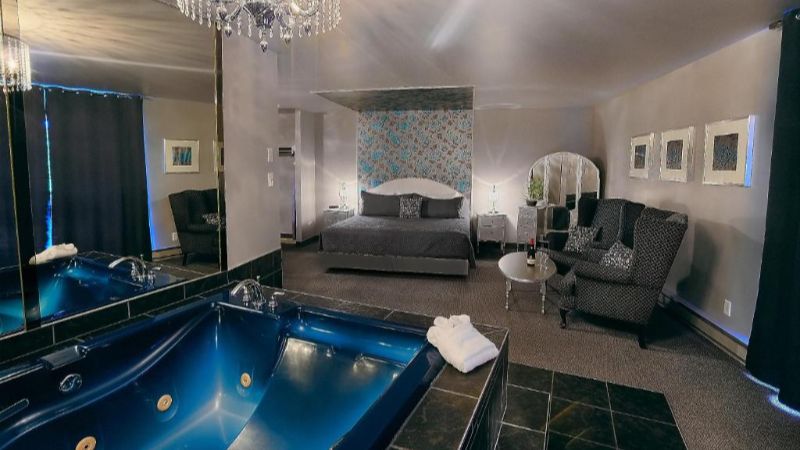 Hotel & Suites Monte-Cristo, room with private jacuzzi, photo 3