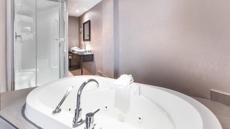 Hotel Universel Quebec, room with private jacuzzi, photo 1