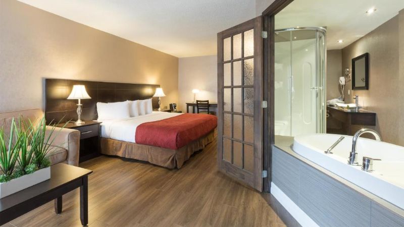 Hotel Universel Quebec, room with private jacuzzi, photo 2