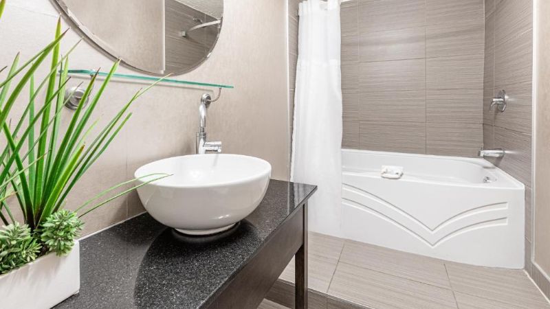 Hotel Universel Quebec, room with private jacuzzi, photo 3