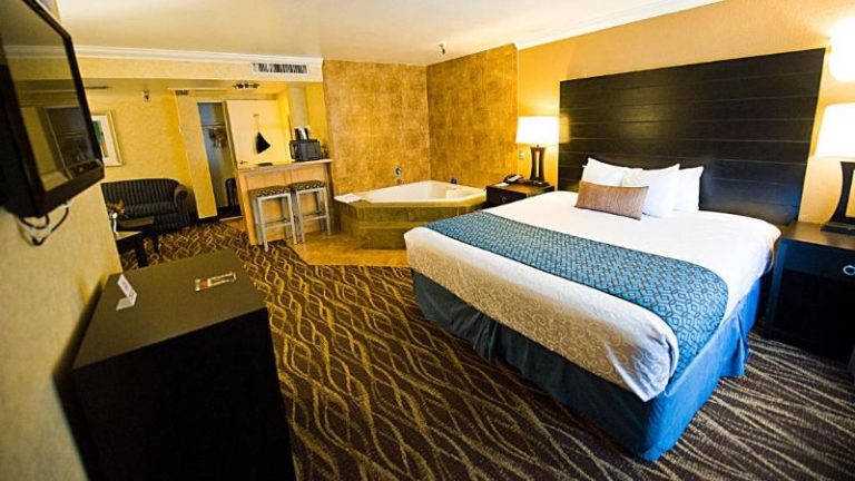 Hotel d’Lins Ontario Airport