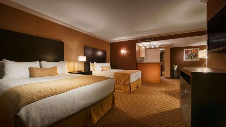 Hotel d’Lins Ontario Airport