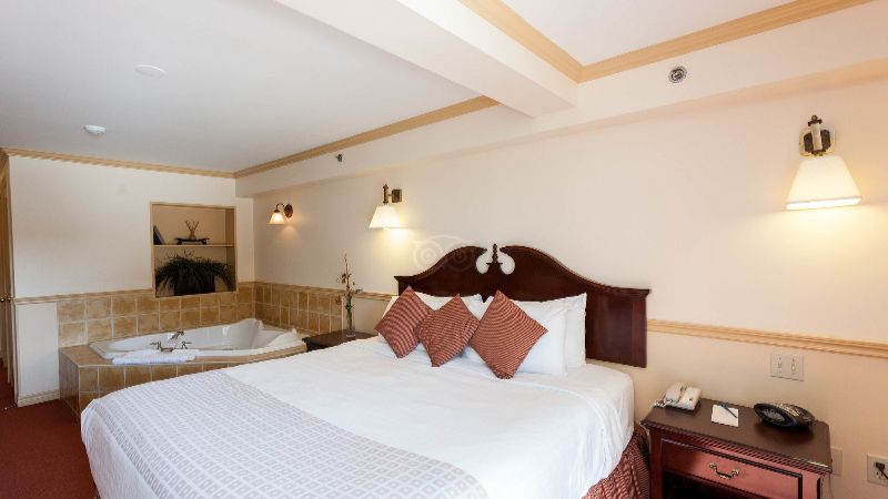 Inn on the Lake, Ascend Hotel Collection, room with private jacuzzi, photo 2
