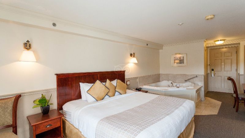Inn on the Lake, Ascend Hotel Collection, room with private jacuzzi, photo 3