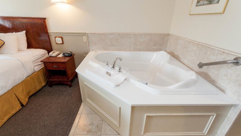 Inn on the Lake, Ascend Hotel Collection, room with private jacuzzi, photo 1