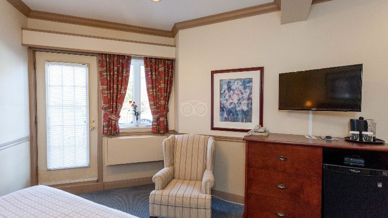 Inn on the Lake, Ascend Hotel Collection, room with private jacuzzi, photo 4