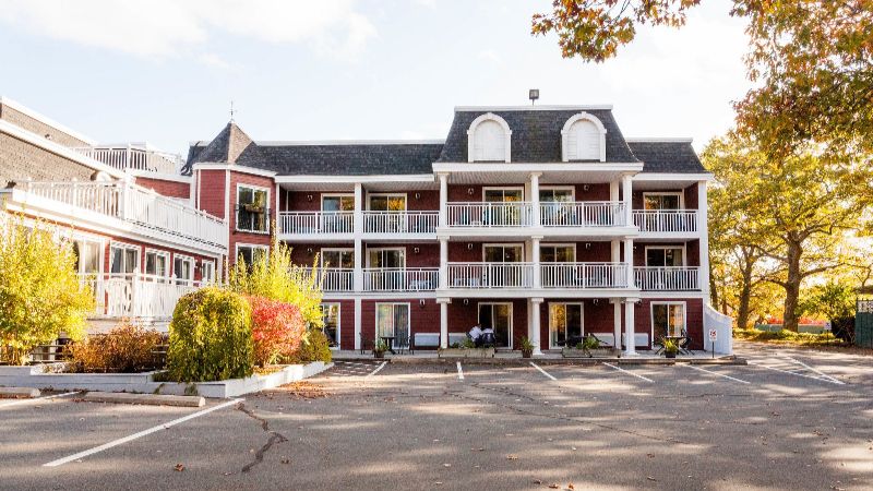 Inn on the Lake, Ascend Hotel Collection, room with private jacuzzi, photo 6