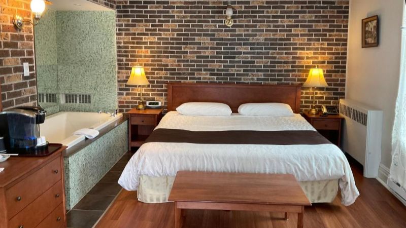 La Paysanne Motel et Hotel, room with private jacuzzi, photo 1