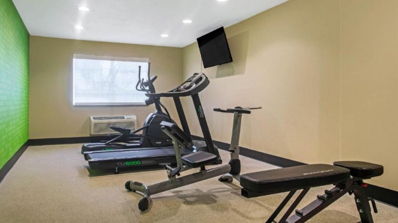 La Quinta Inn & Suites by Wyndham Fort Smith, room with private jacuzzi, photo 7