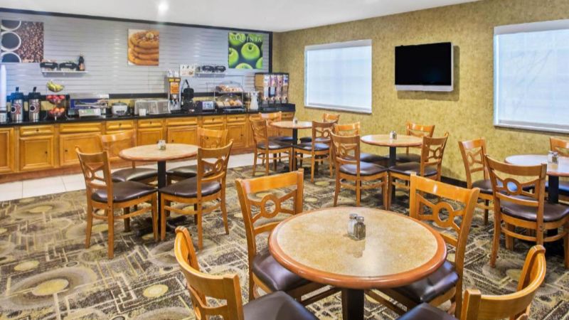 La Quinta Inn & Suites by Wyndham Fort Smith, room with private jacuzzi, photo 8