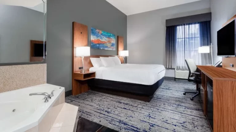 La Quinta Inn & Suites by Wyndham St. Petersburg Northeast