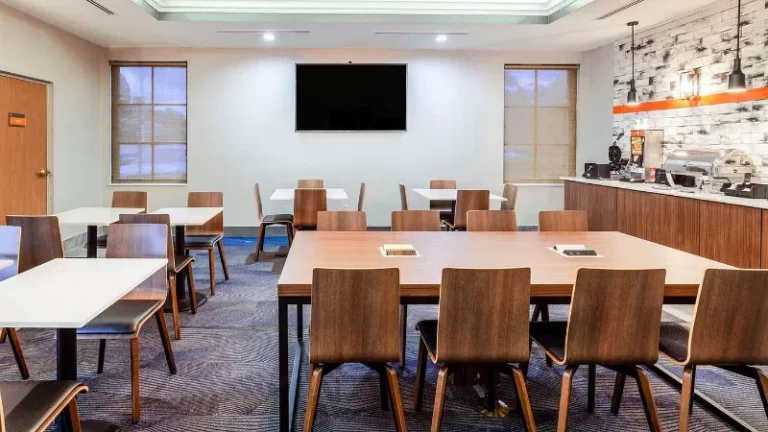 La Quinta Inn & Suites by Wyndham St. Petersburg Northeast
