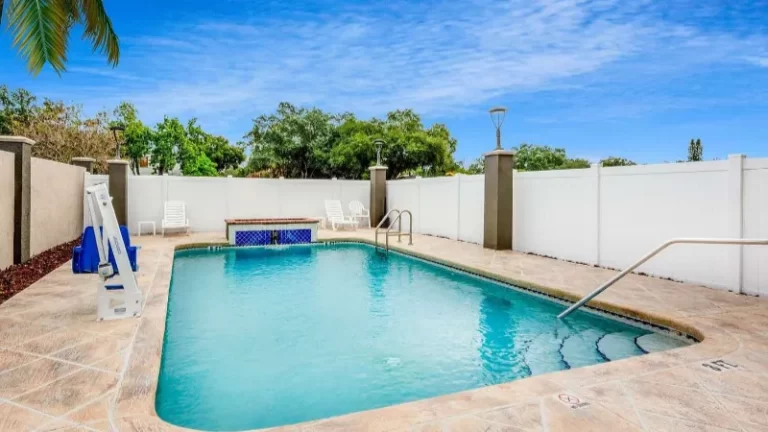 La Quinta Inn & Suites by Wyndham St. Petersburg Northeast