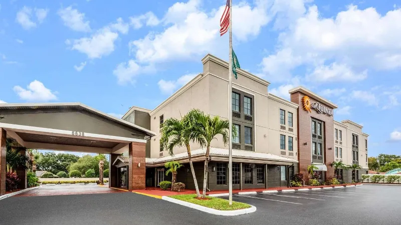 La Quinta Inn & Suites by Wyndham St. Petersburg Northeast, room with private jacuzzi, photo 7