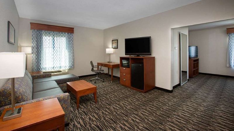 La Quinta Inn & Suites by Wyndham Tupelo, room with private jacuzzi, photo 4