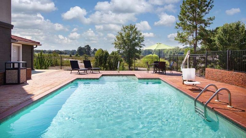 La Quinta Inn & Suites by Wyndham Tupelo, room with private jacuzzi, photo 6