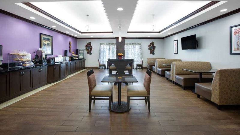 La Quinta Inn & Suites by Wyndham Tupelo, room with private jacuzzi, photo 7