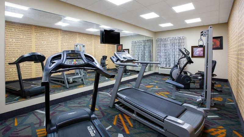 La Quinta Inn & Suites by Wyndham Tupelo, room with private jacuzzi, photo 8