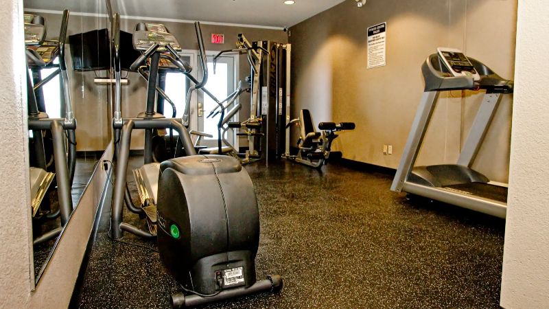 Lakeview Inns & Suites – Brandon, room with private jacuzzi, photo 6