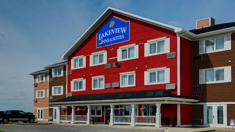 Lakeview Inns & Suites – Brandon, room with private jacuzzi, photo 7