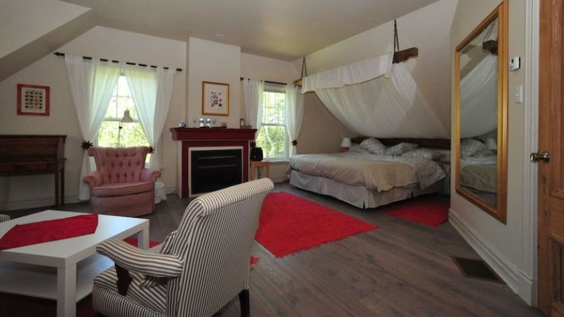 Little Shemogue Inn, room with private jacuzzi, photo 3