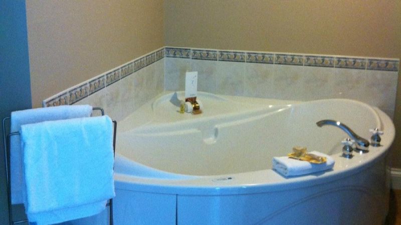 Lunenburg Arms Hotel, room with private jacuzzi, photo 1