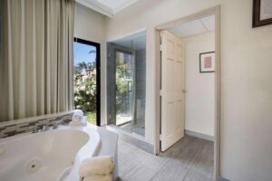 MainStay Suites John Wayne Airport a Choice Hotel - jacuzzi hotel room