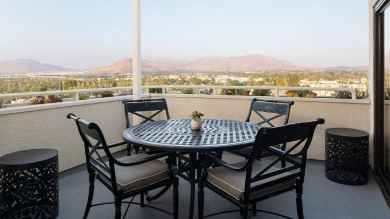 Marriott Riverside at the Convention Center