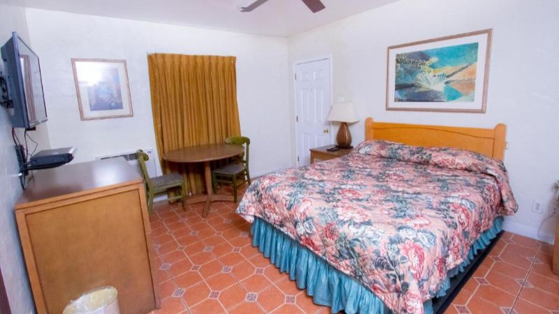 Mission Bell Motel, room with private jacuzzi, photo 4