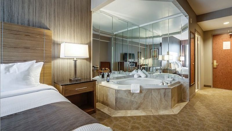 Monte Carlo Inn Airport Suites