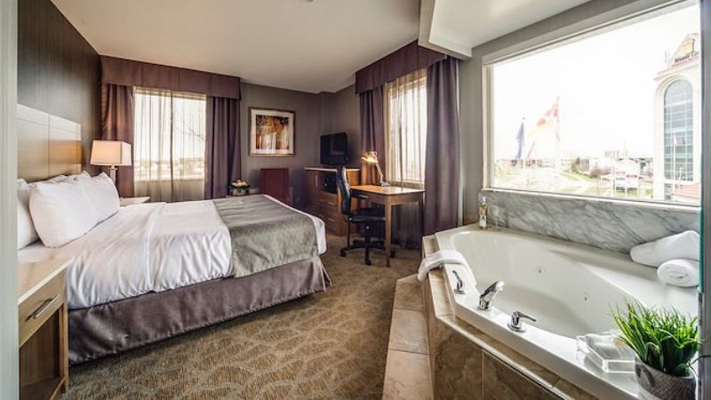 Monte Carlo Inn Airport Suites, room with private jacuzzi, photo 2