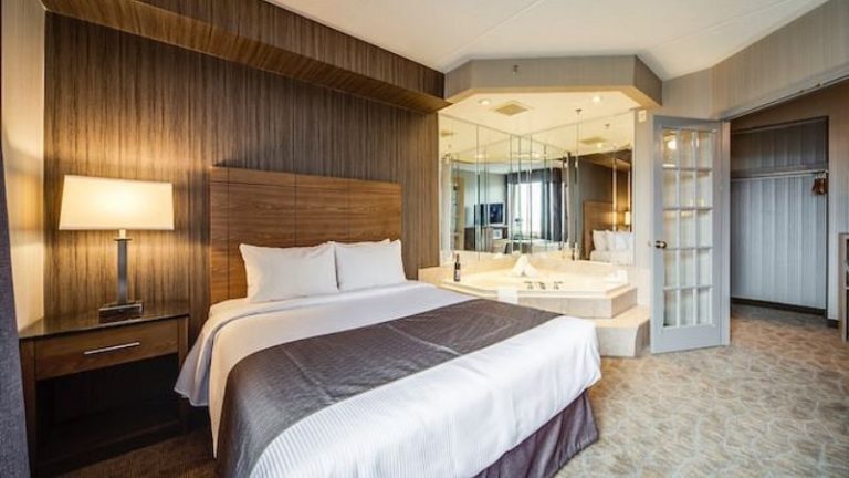 Monte Carlo Inn Airport Suites
