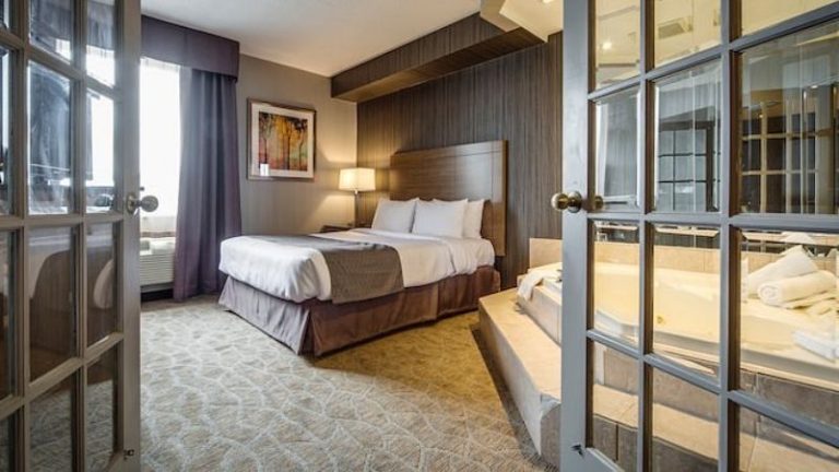Monte Carlo Inn Airport Suites