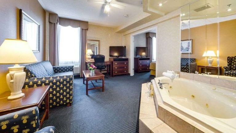 Monte Carlo Inn Airport Suites
