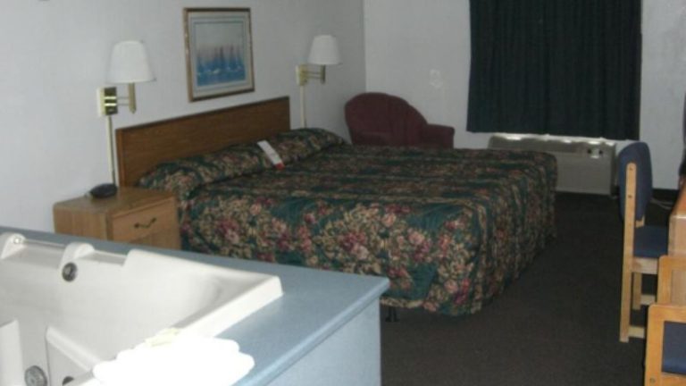 Norwood Inn & Suites Roseville