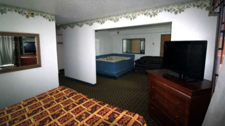 Norwood Inn & Suites Roseville