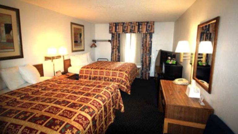 Norwood Inn & Suites Roseville