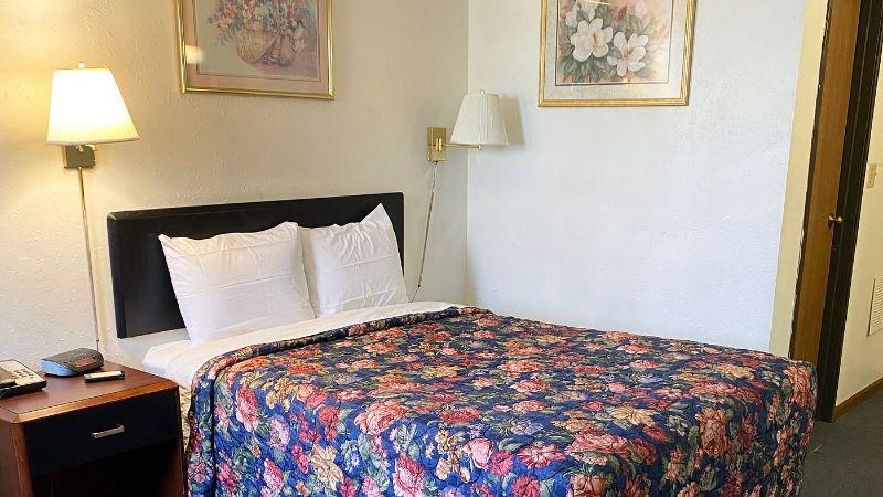 Oak Grove Inn, room with private jacuzzi, photo 3