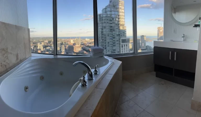 One King West Hotel & Residence