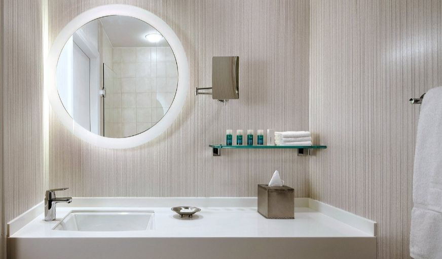 One King West Hotel & Residence, room with private jacuzzi, photo 3
