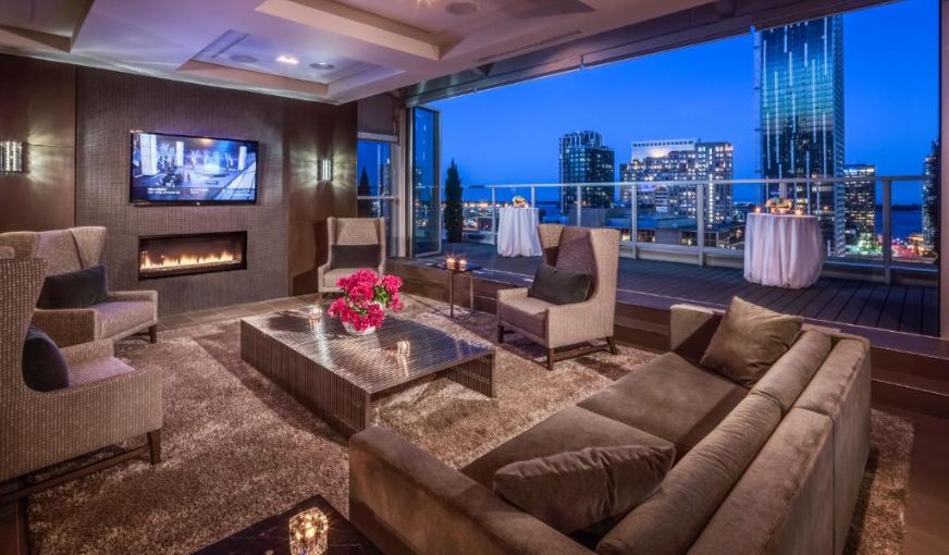 One King West Hotel & Residence, room with private jacuzzi, photo 6
