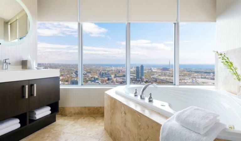 One King West Hotel & Residence