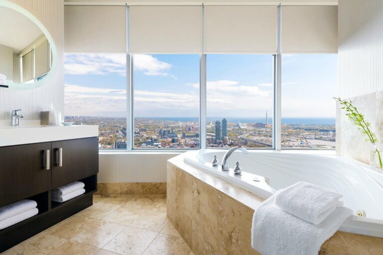 One King West Hotel Residence - jacuzzi hotel room