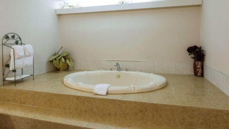 Quality Inn, room with private jacuzzi, photo 2