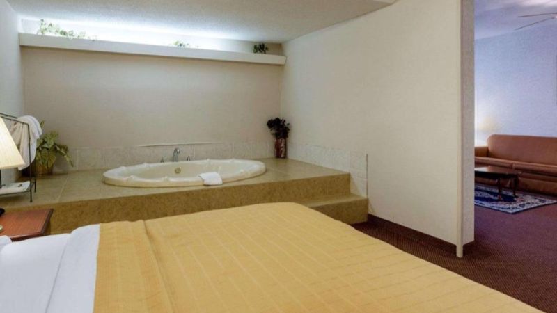 Quality Inn, room with private jacuzzi, photo 3