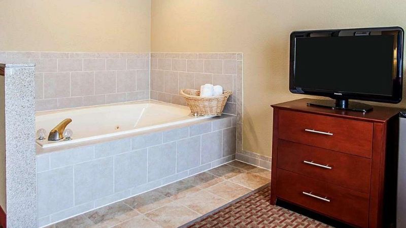 Quality Inn Suites Davenport Near I 80 1 - jacuzzi hotel room