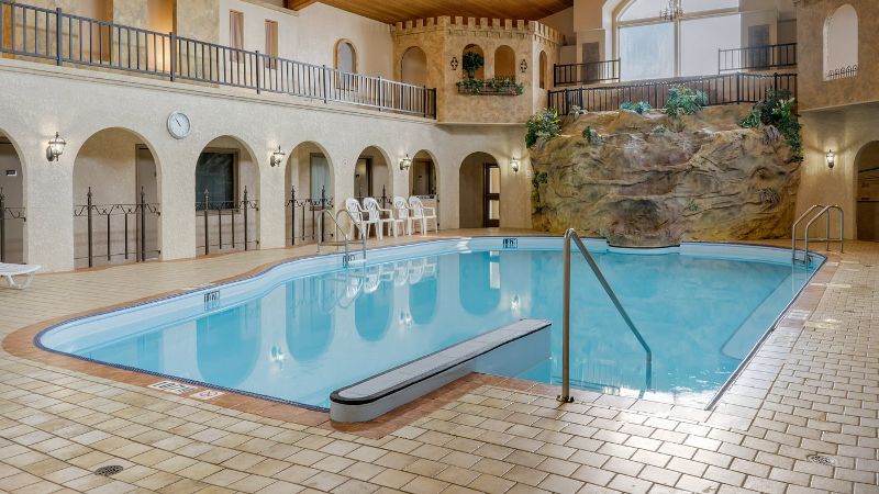 Quality Inn & Suites, room with private jacuzzi, photo 6