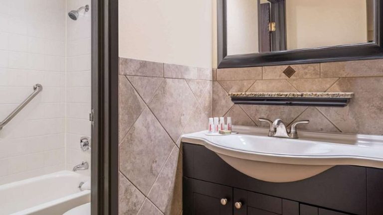 Ramada by Wyndham Minneapolis Golden Valley