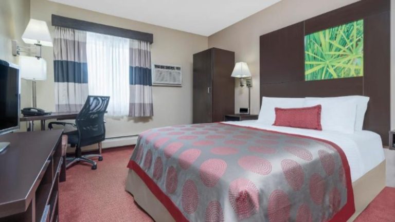 Ramada by Wyndham Minneapolis Golden Valley